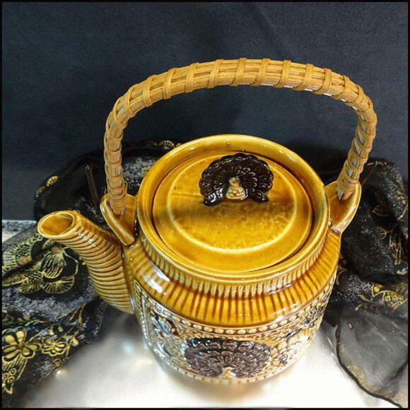 1960s Peacock Bird Vintage Teapot Honey Glass w Rattan Handle - Picture 4 of 10